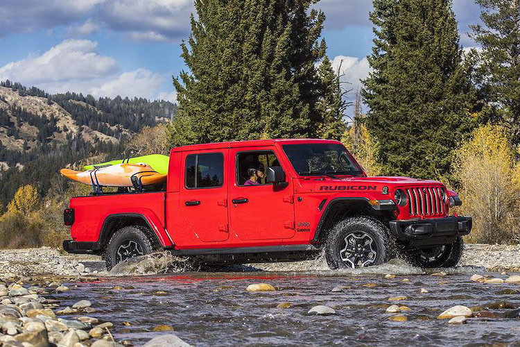 Bản Rubicon có hệ thống phuộc với thân bằng nhôm đường kính lên tới 2 inch do Fox cung cấp, lốp gai chạy bùn Falken M/T đường kính lên tới 33 inch và thanh giằng trên phần thùng phía sau. Phiên bản này, Gladiator có khoảng sáng gầm lên tới 28,2cm, khả năng lội nước sâu 76,2cm, góc tới 43,6 độ, góc thoát 26 độ và góc vượt đỉnh dốc tối đa 20,3 độ.
