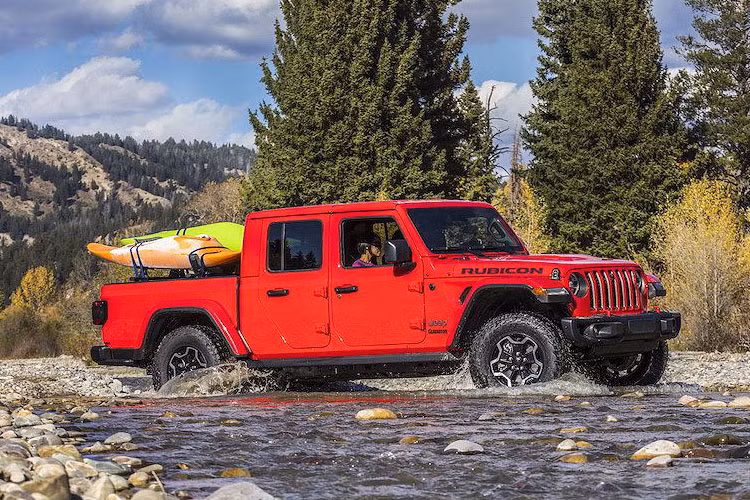 Bản Rubicon có hệ thống phuộc với thân bằng nhôm đường kính lên tới 2 inch do Fox cung cấp, lốp gai chạy bùn Falken M/T đường kính lên tới 33 inch và thanh giằng trên phần thùng phía sau. Phiên bản này, Gladiator có khoảng sáng gầm lên tới 28,2cm, khả năng lội nước sâu 76,2cm, góc tới 43,6 độ, góc thoát 26 độ và góc vượt đỉnh dốc tối đa 20,3 độ.