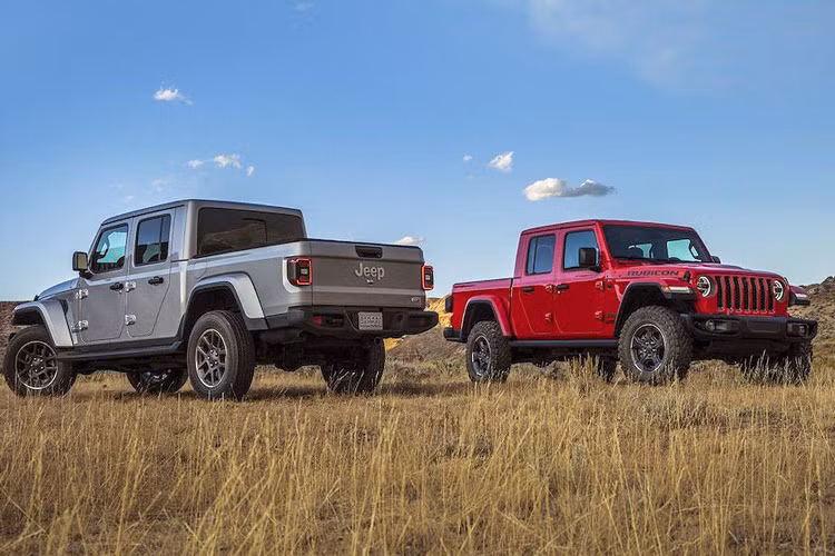 Sau 30 năm ngưng sản xuất xe bán tải đến nay hãng Gladiator đã đánh dấu sự trở lại bằng việc cho ra đời mẫu xe bán tải địa hình hạng trung Jeep Gladiator 2020 mới. Mẫu xe này được đánh giá cao về khả năng vượt địa hình và chịu tải tốt.