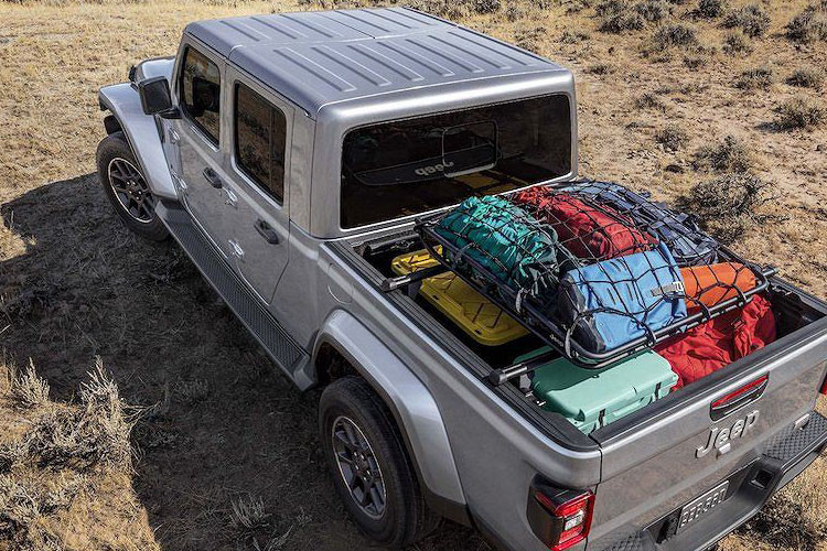 Phần thùng tách rời khỏi cabin trên chassis hình thang.