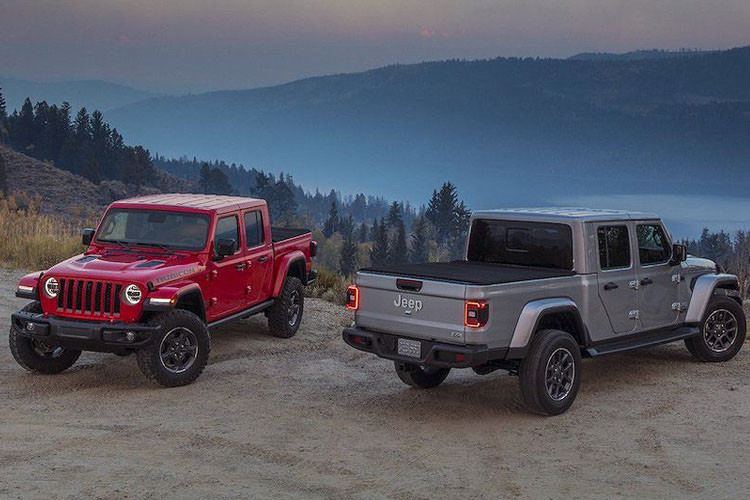 Bán tải Jeep Gladiator 2020 được phát triển dựa trên nền tảng dòng xe offroad Wrangler nổi tiếng. Chính vì vậy Jeep Gladiator 2020 sở hữu thiết kế từ ngoài vào trong có nhiều nét giống Wrangler JL.