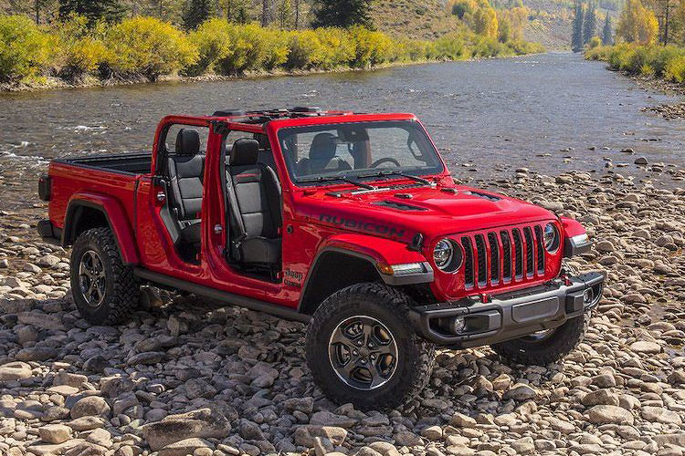 Bán tải Jeep Gladiator 2020 được bán với tổng cộng 4 model là Sport, Sport S, Overland và Rubicon. Tất cả các phiên bản đều được gắn thêm thùng dài 1,254m, phía sau chassis của Gladiator đã được kéo dài ra hơn 78,7cm so với Wrangler, đạt chiều dài lên tới 5,181m. Tương tự, trục cơ sở của chiếc xe cũng được kéo dài ra thêm 49,2cm và đạt chiều dài tổng thể 3,48m.