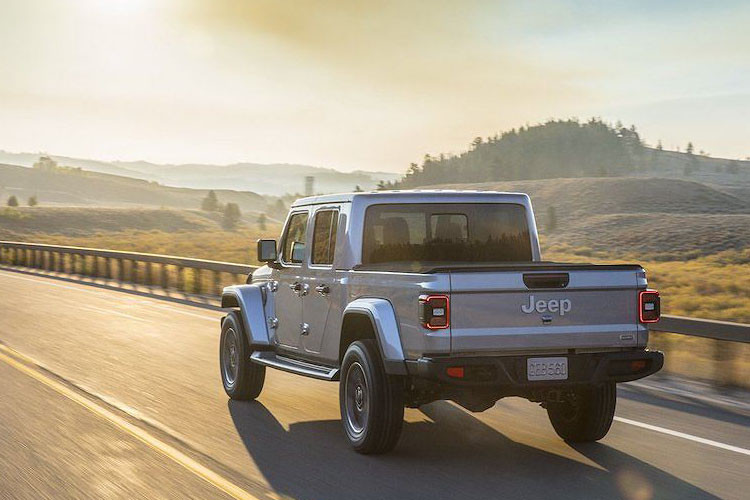 Được biết, khi bắt đầu được mở bán, Gladiator sẽ chỉ có duy nhất phiên bản động cơ xăng V6 3.6l Pentastar nạp khí tự nhiên với công suất 285 mã lực và mô-men xoắn 352Nm.