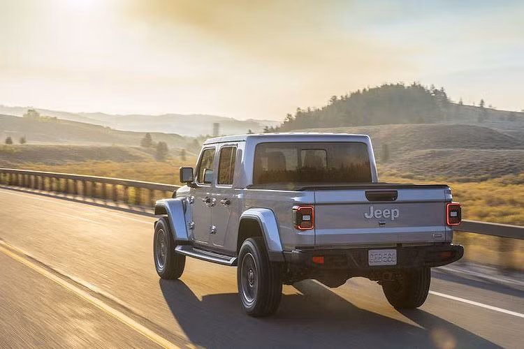 Được biết, khi bắt đầu được mở bán, Gladiator sẽ chỉ có duy nhất phiên bản động cơ xăng V6 3.6l Pentastar nạp khí tự nhiên với công suất 285 mã lực và mô-men xoắn 352Nm.