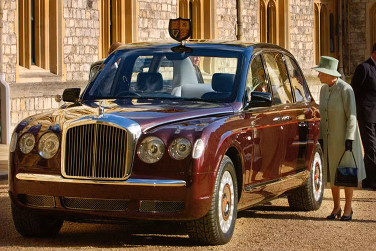 Bentley State Limousine được chế tạo chỉ có hai chiếc dành riêng cho Nữ hoàng Elizabeth II nhân dịp kỷ niệm 50 năm tại vị (Golden Jubilee) của bà vào năm 2002. Xe trị giá lên tới 10 triệu bảng Anh. Tất cả chi tiết trên xe được chế tác cầu kỳ.