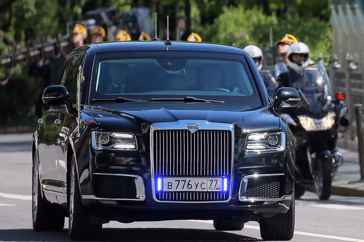 Xe limousine Cortege của Tổng thống Nga Vladimir Putin. Mẫu xe này được xem là sản phẩm kế thừa của dòng xe ZIL do Nga sản xuất nhiều thập niên trước, dùng để vận chuyển các nhà lãnh đạo Soviet cũ. Xe được trang bị nội thất vô cùng sang trọng. Cabin xe được phủ gỗ quý với nhiều chi tiết kim loại sáng loáng. Ngoài ra, các thông số kỹ thuật vẫn chưa được công bố.
