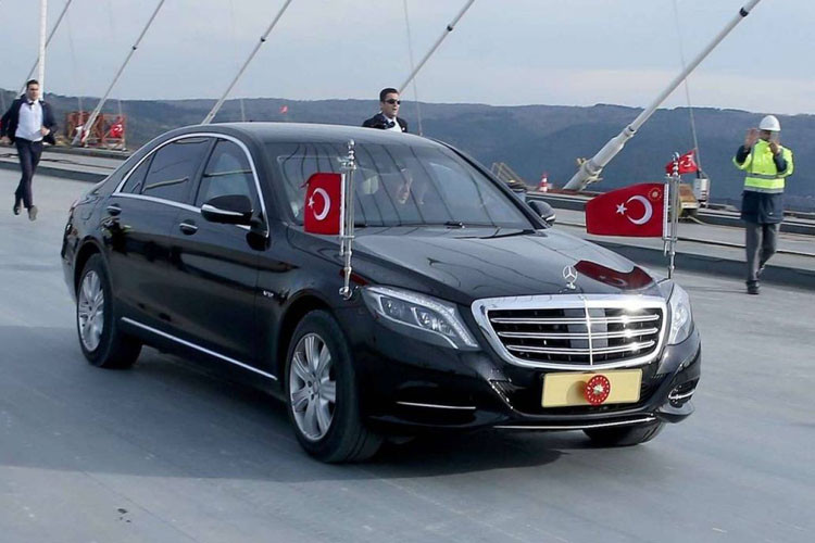 Xe Mercedes-Benz S600 của Tổng thống Thổ Nhĩ Kỳ Recep Tayyip Erdoğan - Chiếc xe này đã được nâng cấp cả về kĩ thuật lẫn trang bị. Vỏ xe được làm từ hợp kim titan đặc biệt với cửa dày hơn 12 cm có thể chống đạn súng lục, súng trường và súng máy hạng nhẹ. Xe được trang bị điện thoại kết nối vệ tính Gokturk-1. Ngoài ra, lốp xe được gia cố bằng cáp thép bên trong, cho phép chiếc xe có thể đi tiếp ngay ngay cả khi thủng lốp.
