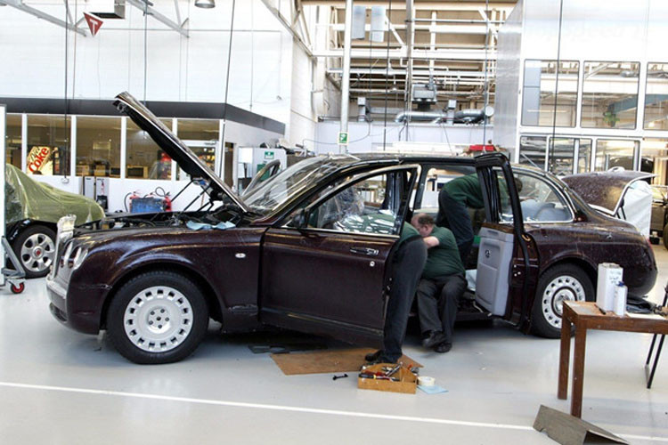 Bentley State Limousine nặng 3.999 kg, nhiều hơn 1.414 kg so với Mulsanne. Lý do trọng lượng xe lớn là bởi phải tăng cường các biện pháp an toàn nhằm bảo vệ Nữ hoàng.