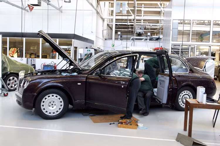 Bentley State Limousine nặng 3.999 kg, nhiều hơn 1.414 kg so với Mulsanne. Lý do trọng lượng xe lớn là bởi phải tăng cường các biện pháp an toàn nhằm bảo vệ Nữ hoàng.