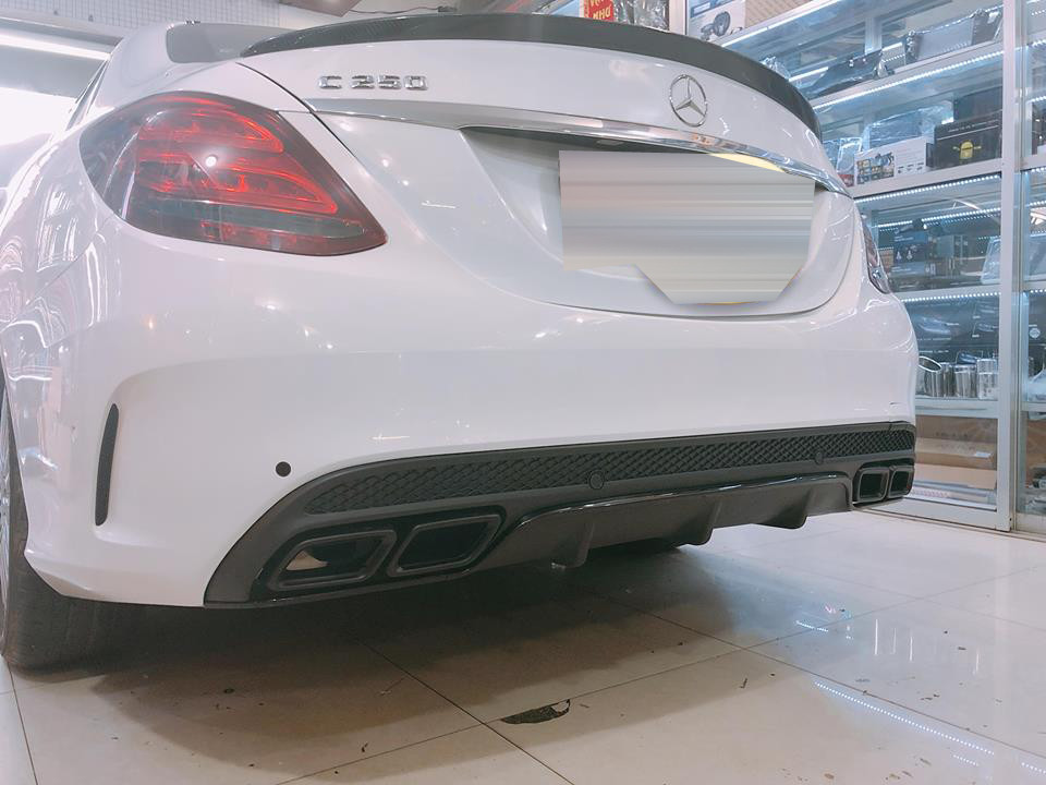 ... đuôi cá, chụp ống xả cũng được lấy từ C63 AMG.