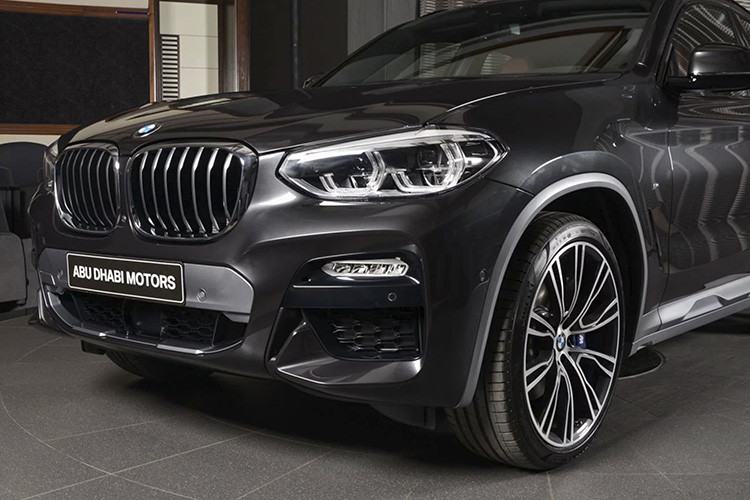 Một trong số những chỉ số rất quan trọng hiện nay đó là về độ an toàn của xe. Chiếc BMW X4 2019 được trang bị hệ thống kiểm soát hành trình thích ứng với khả năng ngắt động cơ tạm thời, cảnh báo va chạm phía trước, phanh khẩn cấp tự động, cảnh báo làn đường khi khởi hành, giám sát điểm mù, camera 360 độ và màn hình HUD tùy chọn.