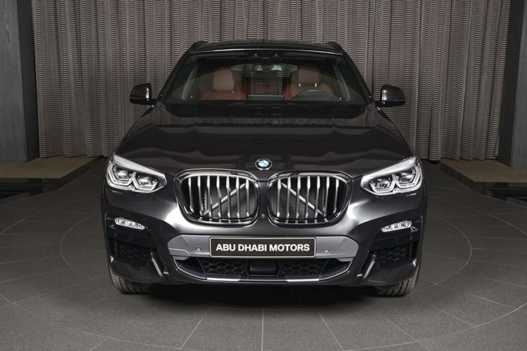 So với thế hệ trước, chiếc BMW X4 thế hệ thứ 2 to và rộng rãi hơn dù khối lượng giảm đến 50 kg. Đầu xe không có gì thay đổi, vẫn mang dáng vẻ cơ bắp với nắp ca-pô gân guốc đi kèm lưới tản nhiệt hình quả thận cỡ lớn và hệ thống đèn pha LED thích ứng hiện đại mang thương hiệu BMW.