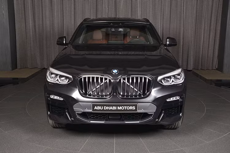 So với thế hệ trước, chiếc BMW X4 thế hệ thứ 2 to và rộng rãi hơn dù khối lượng giảm đến 50 kg. Đầu xe không có gì thay đổi, vẫn mang dáng vẻ cơ bắp với nắp ca-pô gân guốc đi kèm lưới tản nhiệt hình quả thận cỡ lớn và hệ thống đèn pha LED thích ứng hiện đại mang thương hiệu BMW.