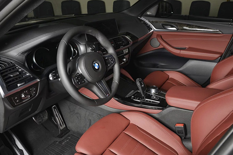 Không gian bên trong khá rộng rãi và thoải mái dù thiết kế mui xe thấp về phía sau quả thực rất ấn tượng với người xem. Chiếc BMW X4 2019 được trang bị hệ thống thông tin giải trí iDrive 6 mới nhất của BMW với màn hình giải trí trung tâm cảm ứng 10,25 inch hỗ trợ nhận dạng giọng nói và điều khiển bằng cử chỉ.