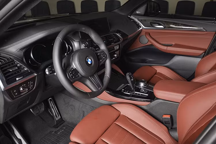 Không gian bên trong khá rộng rãi và thoải mái dù thiết kế mui xe thấp về phía sau quả thực rất ấn tượng với người xem. Chiếc BMW X4 2019 được trang bị hệ thống thông tin giải trí iDrive 6 mới nhất của BMW với màn hình giải trí trung tâm cảm ứng 10,25 inch hỗ trợ nhận dạng giọng nói và điều khiển bằng cử chỉ.
