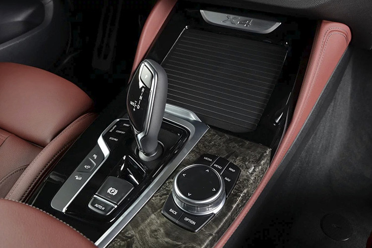 Khối động cơ tăng áp 4 xy-lanh dung tích 2.0L là "trái tim" của BMW X4 xDrive30i 2019, sản sinh ra công suất lên tới 248 mã lực và mô-men xoắn 350 Nm. Kết hợp với hộp số tự động 8 cấp ZF, BMW X4 có khả năng tăng tốc 0-100 km/h trong 6,3 giây trước khi đạt vận tốc tối đa 240 km/h.