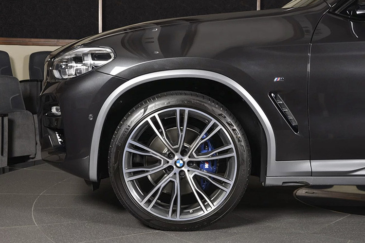 Chiếc xe hạng sang BMW X4 2019 còn được trang bị hệ thống treo thích nghi giúp thân xe ổn định đi kèm bộ vành 19 inch. Hệ thống phanh thể thao với kẹp phanh đạt hiệu suất cao đến từ bộ phận M.