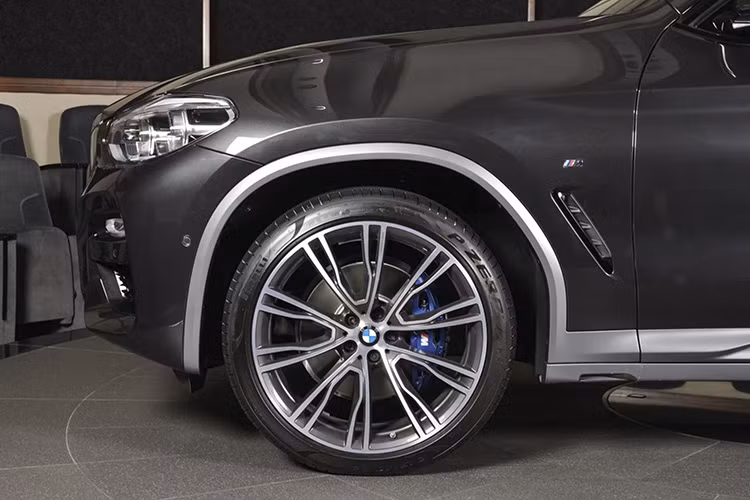 Chiếc xe hạng sang BMW X4 2019 còn được trang bị hệ thống treo thích nghi giúp thân xe ổn định đi kèm bộ vành 19 inch. Hệ thống phanh thể thao với kẹp phanh đạt hiệu suất cao đến từ bộ phận M.