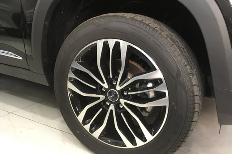 Cận cảnh la-zăng có kích thước 18 inch với thiết kế 5 chấu tam rất giống Range Rover.