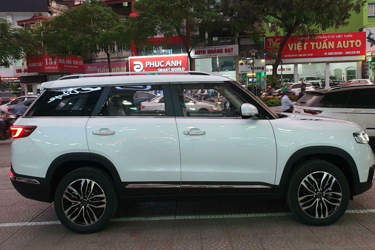 ... cho đến dải kính bên hông hông đều nhái chiếc Range Rover. La-zăng có kích thước 18 inch với thiết kế 5 chấu tam.