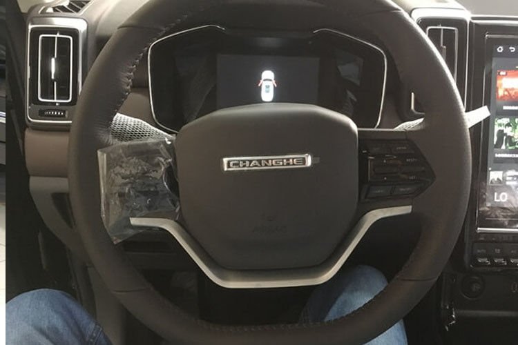 Vô lăng xe Baic Q7 Trung Quốc có thiết kế 2 chấu giống với các mẫu xe Peugeot, nhưng phần trung tâm lại tương tự các dòng xe của Land Rover. Vô lăng có thể chỉnh gật gù 2 chiều và hỗ trợ lực lái rất vừa tay.