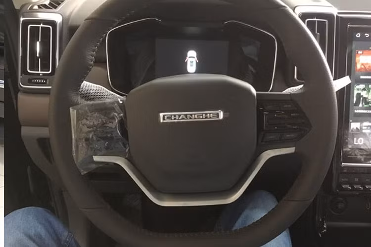 Vô lăng xe Baic Q7 Trung Quốc có thiết kế 2 chấu giống với các mẫu xe Peugeot, nhưng phần trung tâm lại tương tự các dòng xe của Land Rover. Vô lăng có thể chỉnh gật gù 2 chiều và hỗ trợ lực lái rất vừa tay.