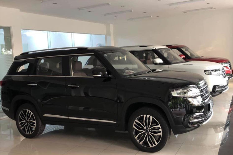 Kích thước dài và hẹp hơn về chiều rộng. Khoảng sáng gầm xe 215 mm, cao hơn đáng kể so với bộ đôi Mazda CX-5 và Honda CR-V.