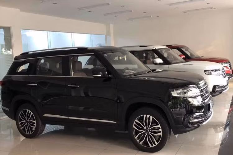 Kích thước dài và hẹp hơn về chiều rộng. Khoảng sáng gầm xe 215 mm, cao hơn đáng kể so với bộ đôi Mazda CX-5 và Honda CR-V.