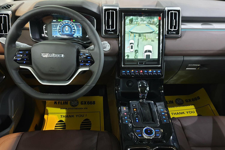 Thông số kỹ thuật BAIC Q7 chưa được công bố nhưng trang bị được hé lộ trước khá ấn tượng. Nội thất khá tiện nghi. Xe có ghế lái chỉnh điện, có tích hợp sưởi và làm mát. Màn hình giải trí 12 inch đặt dọc như Tesla. Cửa sổ trời toàn cảnh. Rất nhiều tính năng tự động bao gồm đèn, gạt mưa, điều hoà...