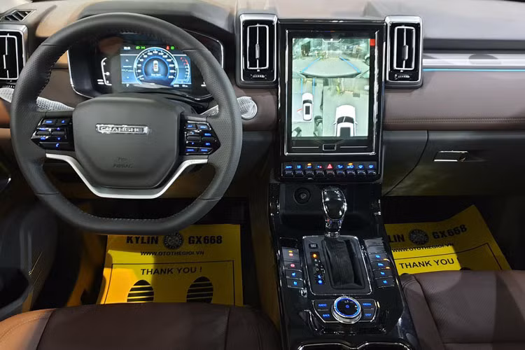 Thông số kỹ thuật BAIC Q7 chưa được công bố nhưng trang bị được hé lộ trước khá ấn tượng. Nội thất khá tiện nghi. Xe có ghế lái chỉnh điện, có tích hợp sưởi và làm mát. Màn hình giải trí 12 inch đặt dọc như Tesla. Cửa sổ trời toàn cảnh. Rất nhiều tính năng tự động bao gồm đèn, gạt mưa, điều hoà...