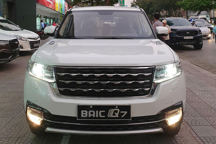 Thiết kế của chiếc xe này rất giống với chiếc SUV hạng sang Land Rover Range Rover. Từ cụm đèn pha, mặt ca-lăng...