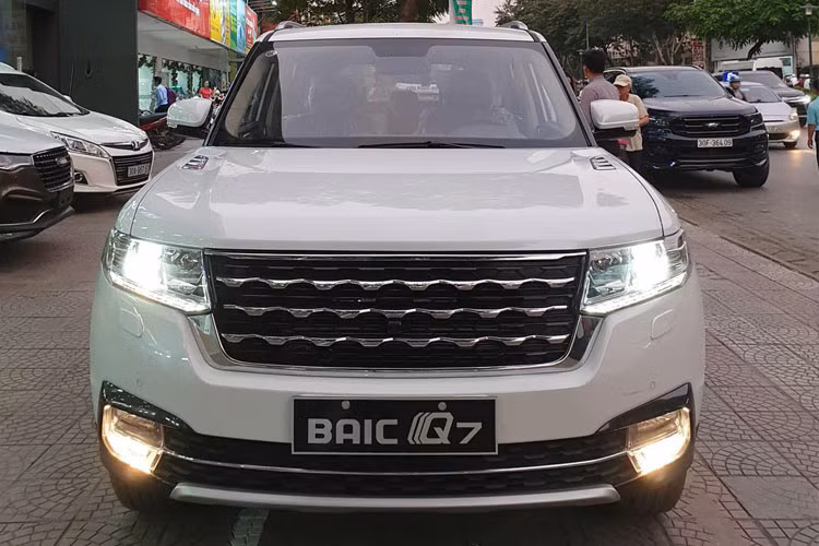 Thiết kế của chiếc xe này rất giống với chiếc SUV hạng sang Land Rover Range Rover. Từ cụm đèn pha, mặt ca-lăng...