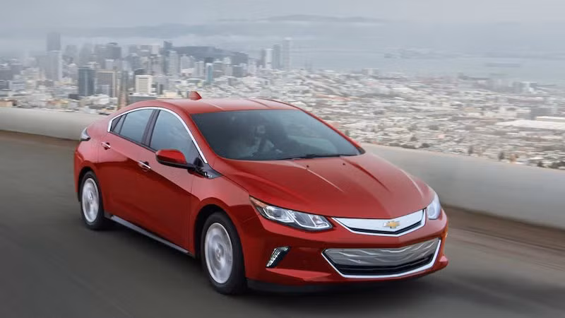 Mẫu sedan plug-in hybrid Chevrolet Volt bị GM khai tử để tạo điều kiện cho các mẫu xe điện chạy bằng pin của hãng phát triển. Đây là mẫu xe có khả năng tiết kiệm nhiên liệu tuyệt vời và cảm giác lái thú vị. Tuy nhiên giá thành của xe được cho là khá đắt đỏ.