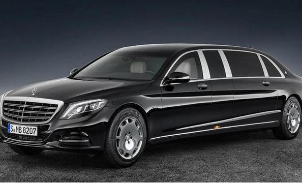 Mercedes-Maybach S650 Pullman là một trong những mẫu xe sang trọng nhất mà bạn có thể mua. Tuy nhiên, phiên bản tối tượng của nó là S650 Pullman. Nó dài hơn 7 m, đồng nghĩa rằng có thừa chỗ cho hàng ghế giữa ngồi đối diện phía sau. Tất nhiên cái gì cũng có giá của nó, và cụ thể là đây là cái giá hơn 600.000 USD.