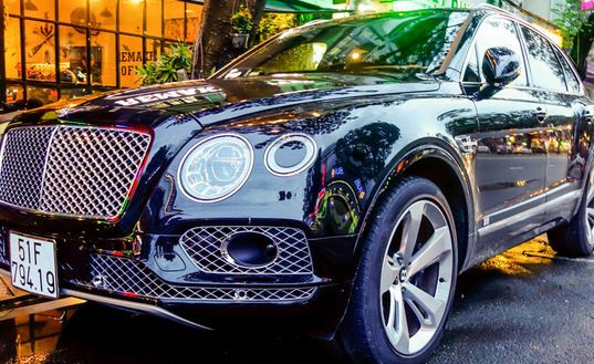 Siêu SUV Bentley Bentayga là chiếc xe mạnh nhất và nhanh nhất tphân khúc. Khách hàng Bentley thường là những người rất khó tính, vì vậy họ đòi hỏi sản phẩm phải tỉ mỉ đến từng chi tiết. Tại Mỹ, Bentayga được bán giá từ 232.000 đến 300.000 USD. Khi về Việt Nam, đóng đầy đủ thuế để ra biển trắng, giá trị xe từ 19 đến 27 tỷ đồng.