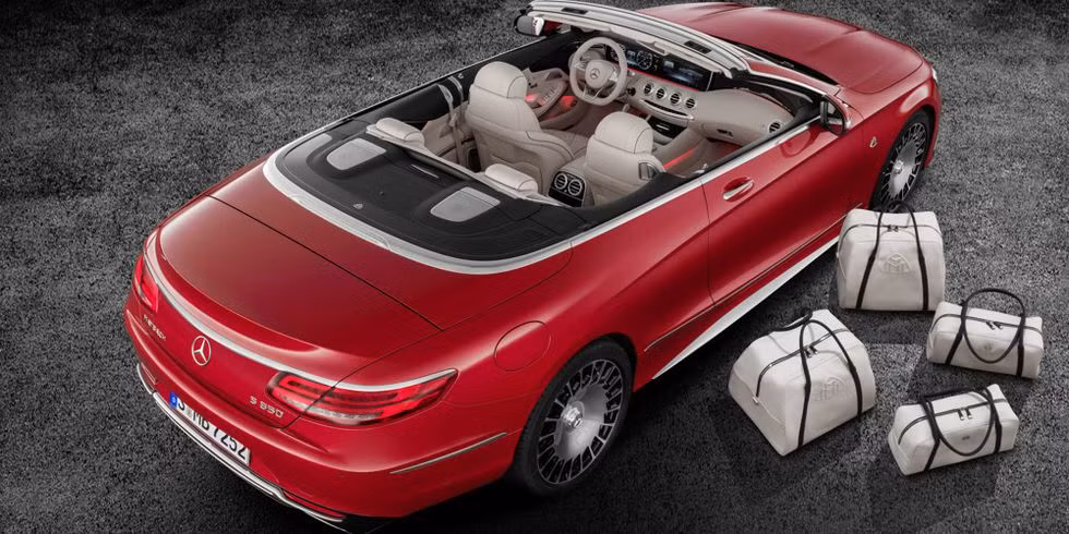 Chỉ 300 chiếc Mercedes-Maybach S650 Cabriolet mui trần sang trọng được hãng xe sang đến từ Đức trình làng nhằm hút khách đại gia thế giới. Phiên bản mui trần Maybach sử dụng động cơ tăng áp kép V12, dung tích 6.0L có công suất 621 mã lực. Tuy nhiên, với những dòng siêu sang này, động cơ không phải là điều đáng quan tâm với khách hàng, thay vào đó là những trang bị tiện nghi hàng đầu.