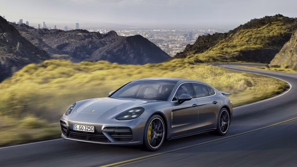 Porsche Panamera Turbo Executive với những trang bị cao cấp nhất của dòng Porsche Panamera 2017 thu hút người tiêu dùng Mỹ với giá 236.500 USD (khoảng 5,38 tỷ đồng).