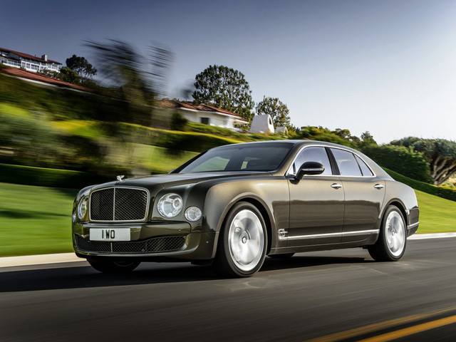 Siêu sang Bentley Mulsanne ghi điểm khi sở hữu thiết kế ngoại thất với những đường nét mượt mà, xe còn gây ấn tượng ở nội thất với 20 tùy chọn màu sắc khác nhau.