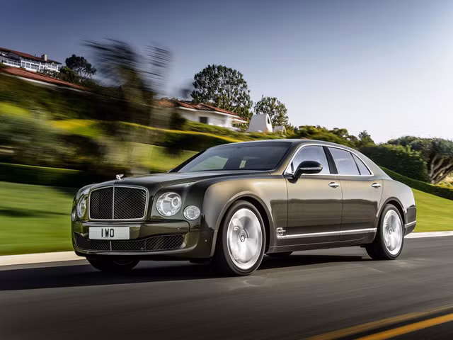 Siêu sang Bentley Mulsanne ghi điểm khi sở hữu thiết kế ngoại thất với những đường nét mượt mà, xe còn gây ấn tượng ở nội thất với 20 tùy chọn màu sắc khác nhau.