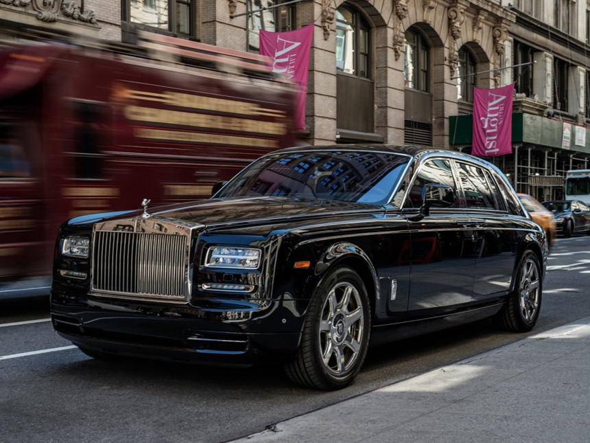 Siêu xe sang Rolls-Royce luôn là lựa chọn ưu tiên của giới siêu giàu để khẳng định đẳng cấp. Kể từ khi về tay hãng xe Đức BMW năm 1998, Rolls-Royce liên tục tăng trưởng, với doanh số toàn cầu đạt 4.000 xe trong năm 2014. Trong danh mục sản phẩm của Rolls-Royce, chiếc Phantom Series II 2016 có giá 506.900 USD là model đắt nhất.