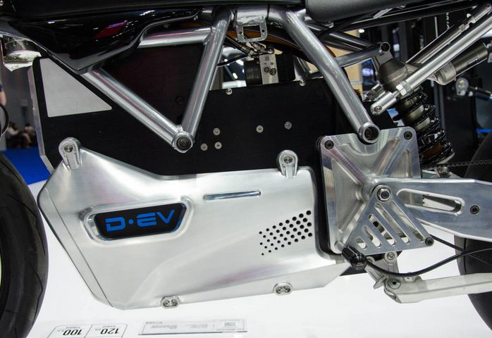 Động cơ L-Twin truyền thống của Ducati được thay bằng động cơ điện của Zero Motorcycles, một hãng chuyên làm xe điện của Mỹ. Động cơ này có công suất 44,2 mã lực, mô-men xoắn đạt 107 Nm. Cung cấp năng lượng cho động cơ điện này là khối pin 5,6 kW.