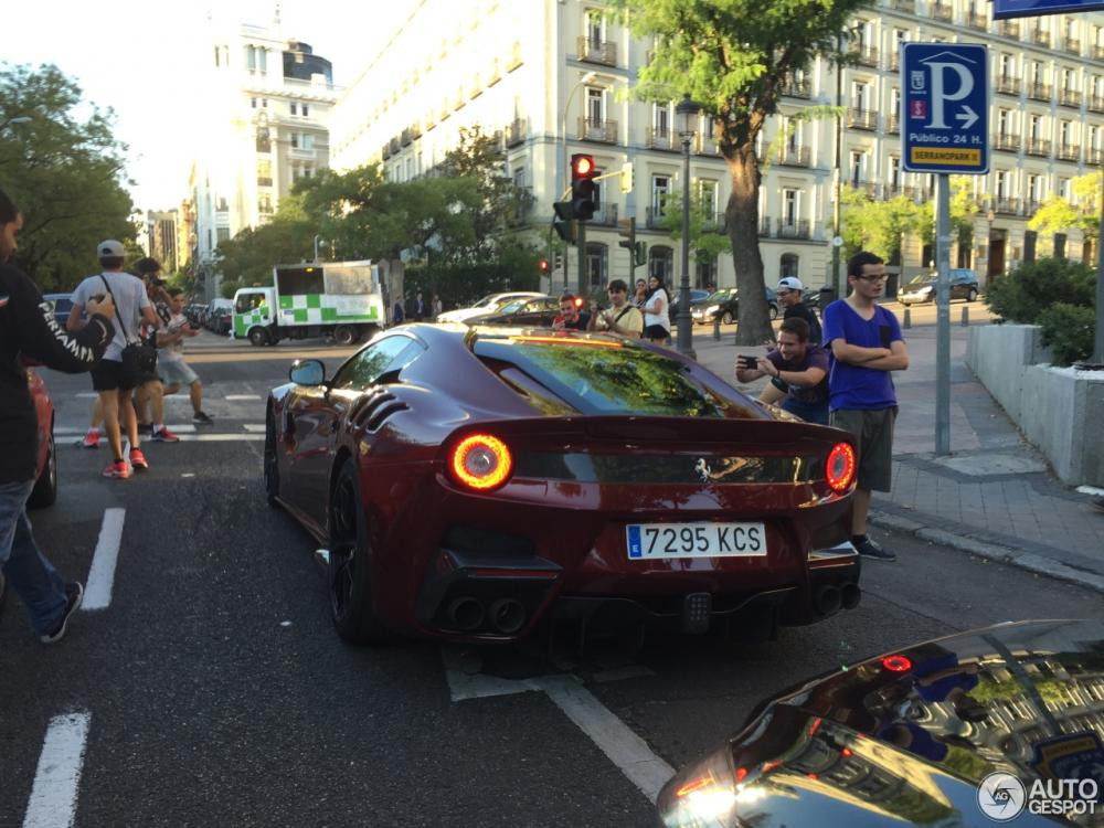 Ngoài màu sơn đỏ rượu độc đáo, chiếc Ferrari F12tdf của Cristiano Ronaldo còn có các chi tiết sử dụng chất liệu sợi carbon thiết kế vừa tăng tính khí động học cho xe, vừa giảm trọng lượng xe và cũng mang đến ngoại hình đẹp mắt.