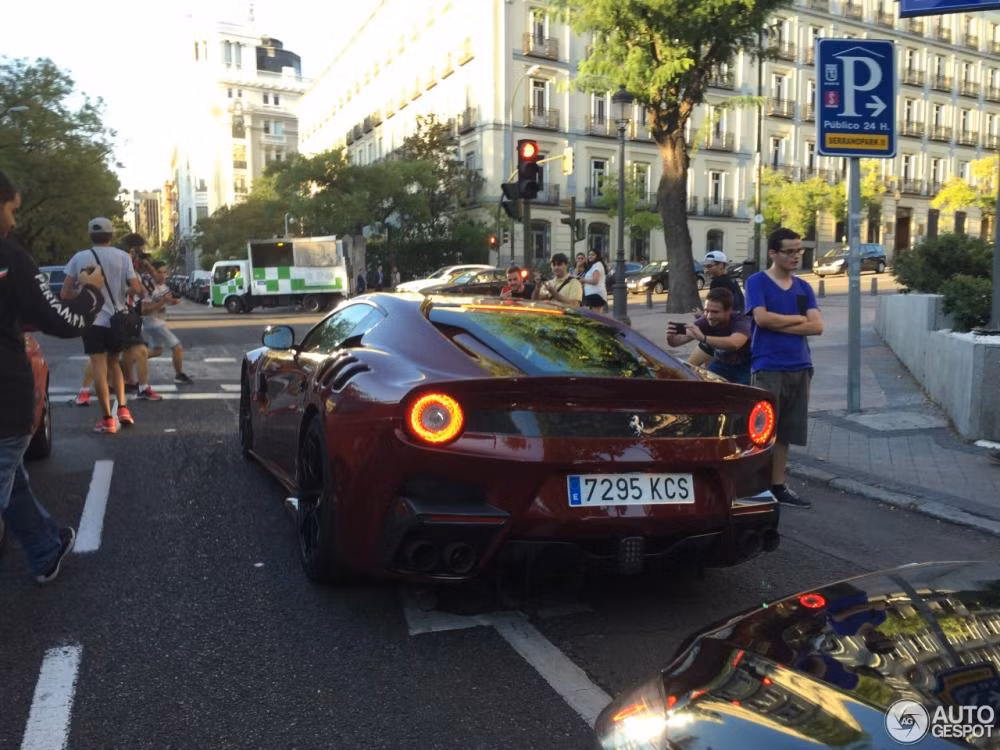 Ngoài màu sơn đỏ rượu độc đáo, chiếc Ferrari F12tdf của Cristiano Ronaldo còn có các chi tiết sử dụng chất liệu sợi carbon thiết kế vừa tăng tính khí động học cho xe, vừa giảm trọng lượng xe và cũng mang đến ngoại hình đẹp mắt.