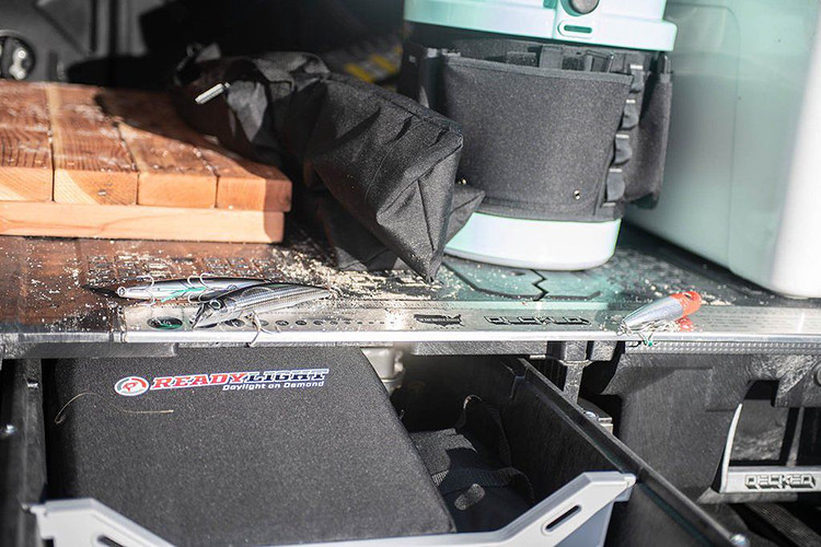 Nằm phía trên mui xe còn có baga mui của Rhino Rack, một bộ lều có thể gấp gọn. Nissan còn trang bị cho Titan Surfcamp một vòi tắm hoa sen với bình đun nước năng lượng mặt trời, hộp lạnh 118 loa và các đèn chiếu sáng khác nhau.