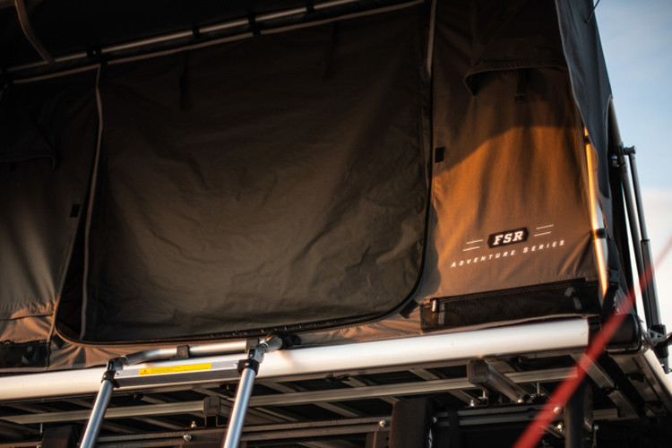 Điểm nhấn nổi bật nhất của Titan Surfcamp là hàng loạt các trang bị cho một chuyến cắm trại ngoài biển đã được Nissan lắp sẵn trên chiếc xe.