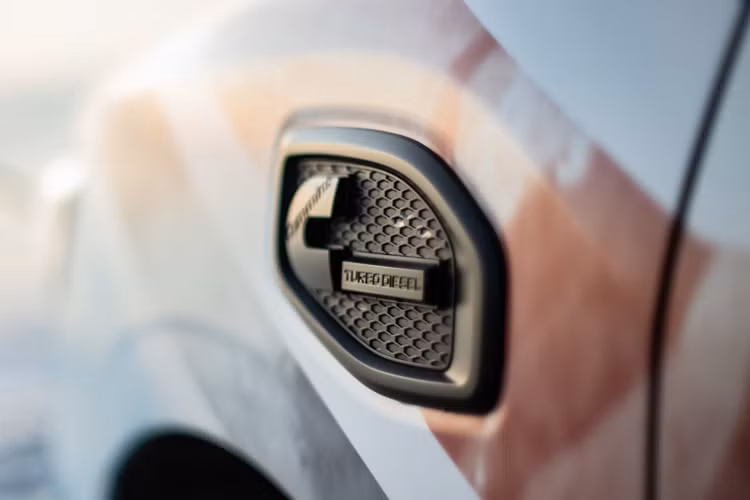 Nissan đã thiết kế lều di động Nissan Titan Basecamp để dành riêng cho những chuyến cắm trại ngoài bãi biển vào mùa hè.