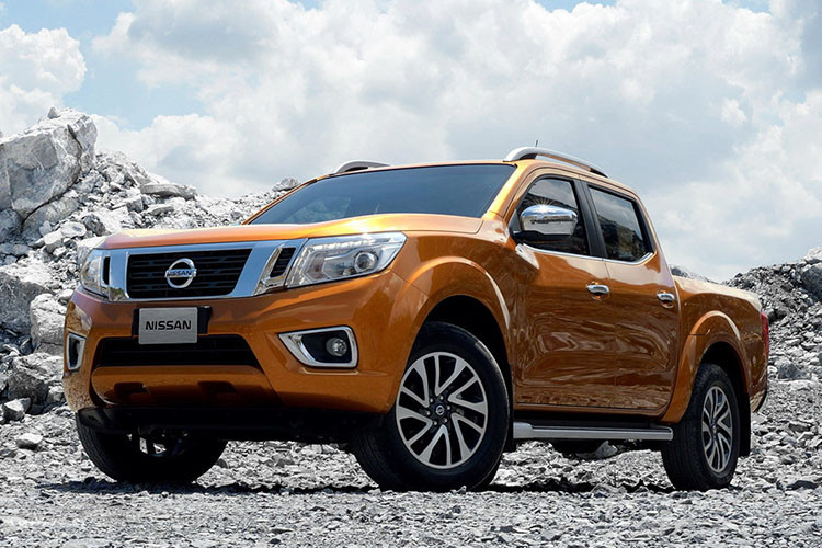 Chiếc bán tải Nissan Navara VL Plus mới này sẽ vẫn sử dụng khối động cơ diesel intercooler turbo 2,5 lít có công suất 190 mã lực và mô-men xoắn 450 Nm. Xe được trang bị hộp số tự động 7 cấp và hệ dẫn động 4 bánh có chế độ chuyển sang 1 cầu. 