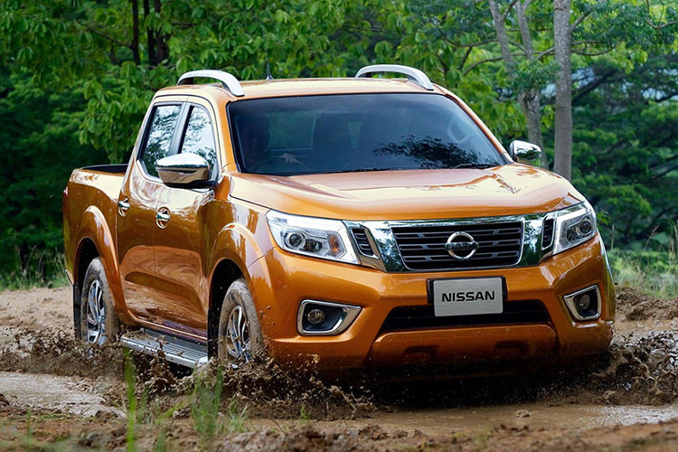 Trên thực tế, mẫu Navara là chiếc xe bán tải Nhật Bản đầu tiên tại Malaysia có hệ thống treo sau đa liên kết, mang đến sự thoải mái và khả năng xử lý tốt hơn, tương tự những mẫu SUV. Trong nội thất, những chiếc ghế lấy cảm hứng từ Zero Gravity (không trọng lượng), giúp người lái xe thư giãn trong khi lái chiếc xe này.