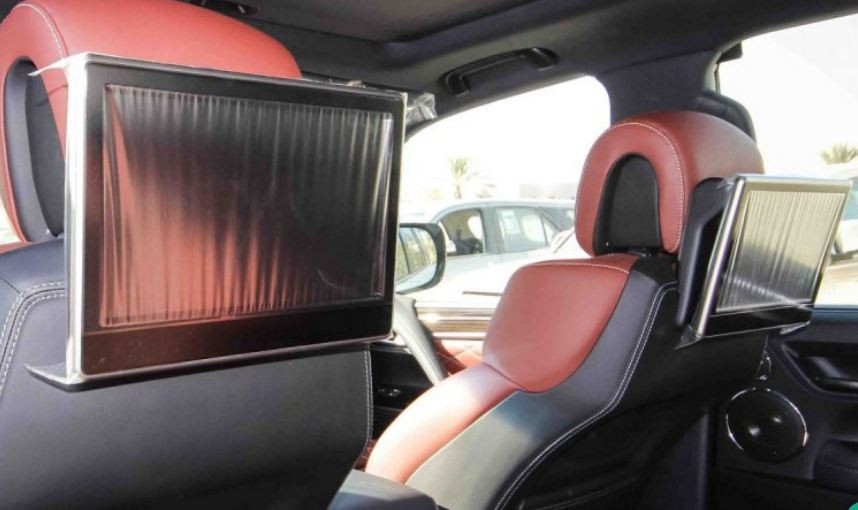 Tựa đầu ghế trước được gắn 2 màn hình phục vụ giải trí.