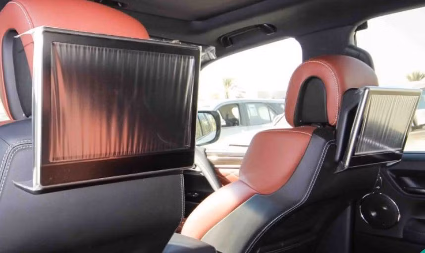 Tựa đầu ghế trước được gắn 2 màn hình phục vụ giải trí.